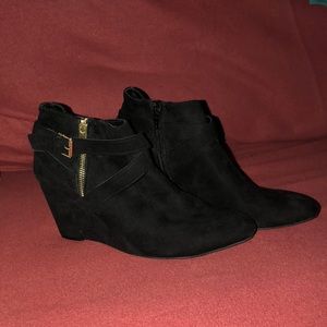 Black gold zipper wedges